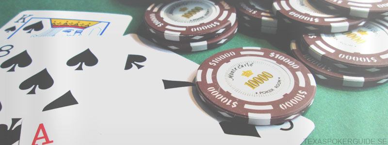 Pokerkort och marker utspridda på duk